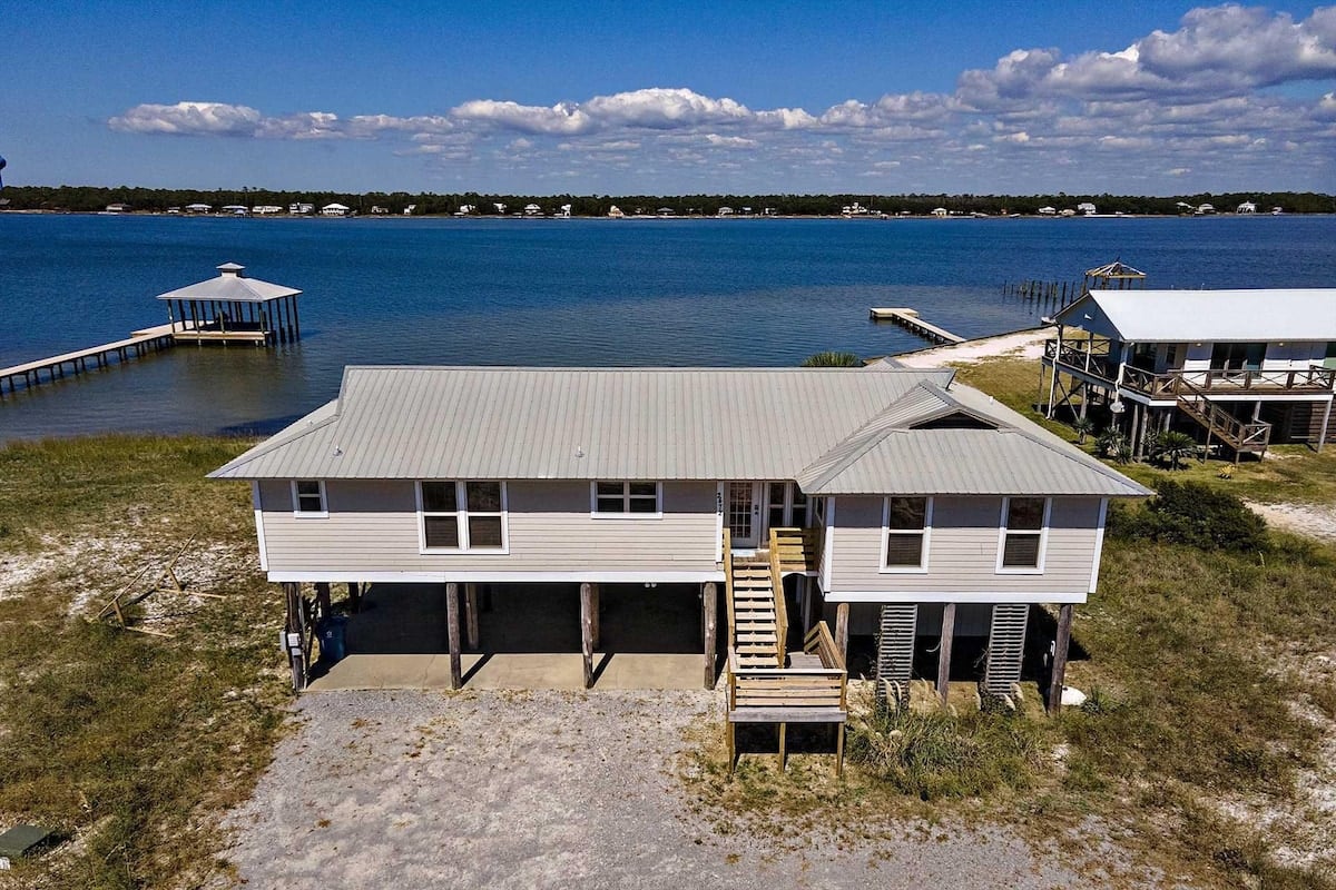 Waterfront house on the bay at Breezy Bungalow in Gulf Shores, Alabama