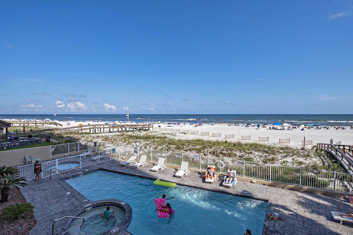 Outdoor pool and hot tub at Four Winds in Orange Beach, Alabama